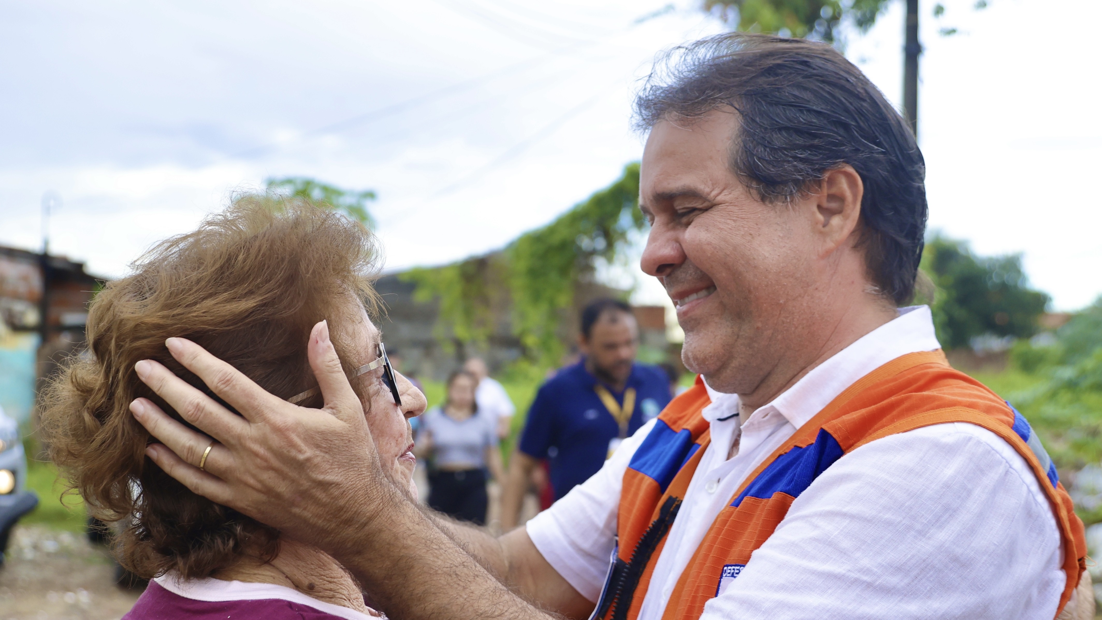 prefeita falando com uma senhora